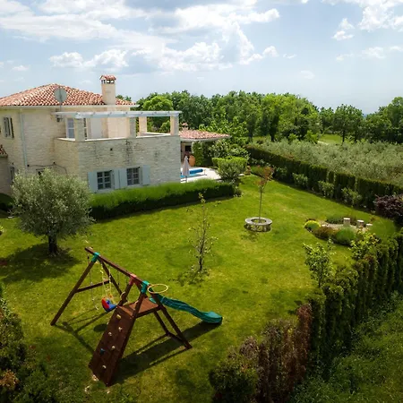 Villa Moonlight 1 Near Porec For 9 Person - Pet Friendly With Large Garden, Playground & 50 M2 Pool Visnjan