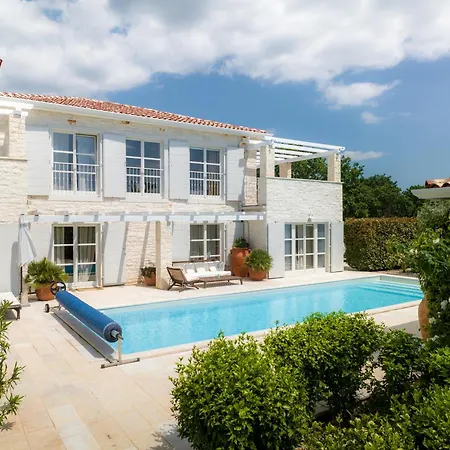 Moonlight 1 Near Porec For 9 Person - Pet Friendly With Large Garden, Playground & 50 M2 Pool Visnjan